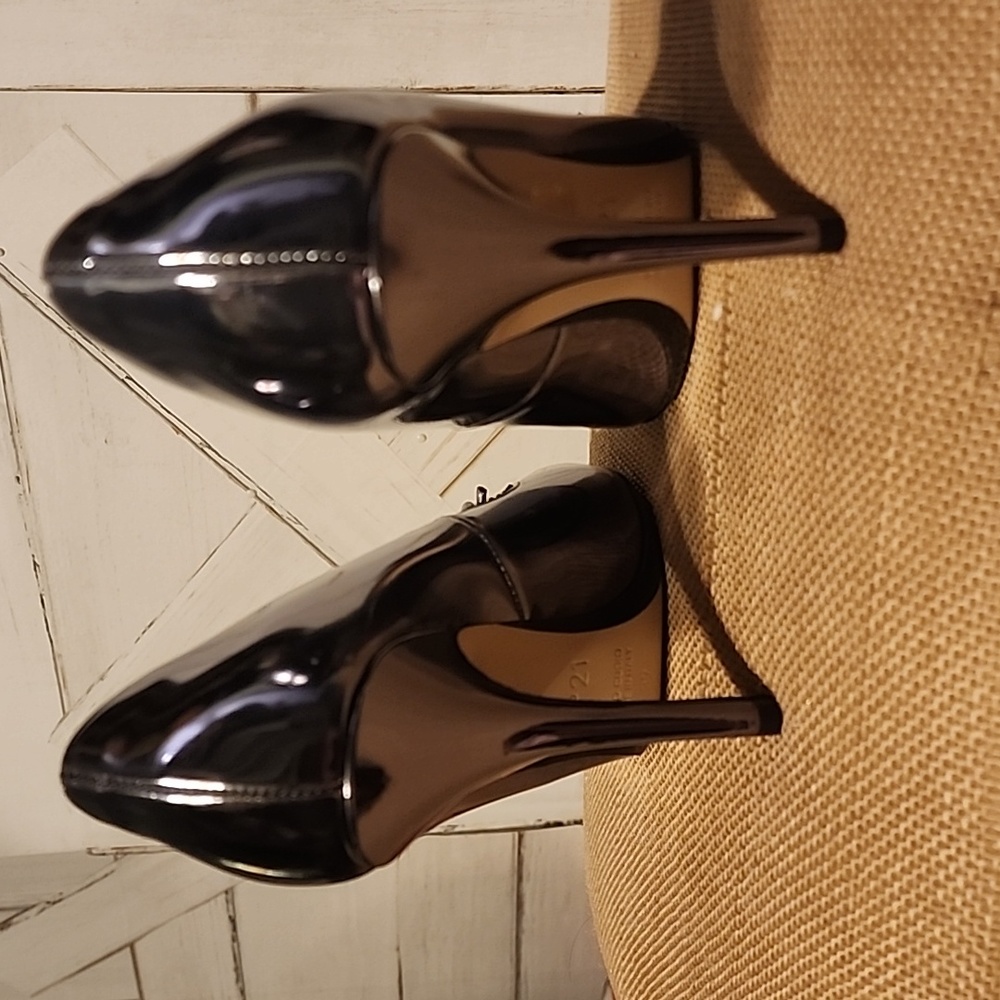 No. 21 Black Patent Leather Heels - Picture 4 of 12